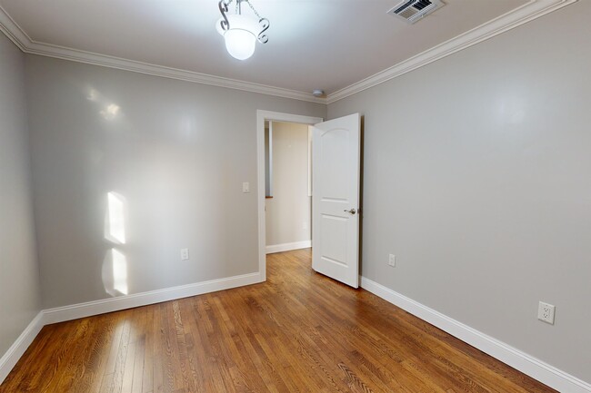 Building Photo - 59B Bleecker St