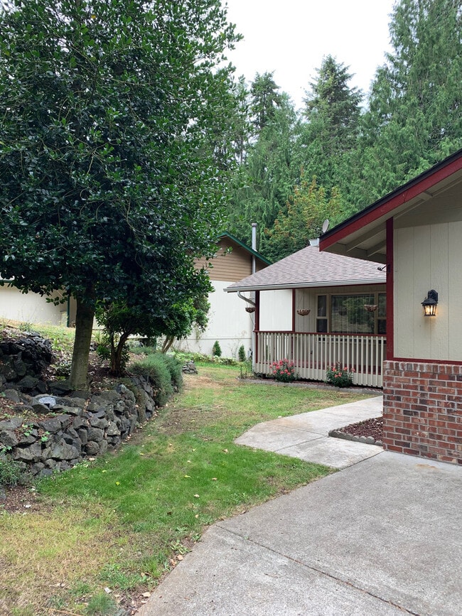 Building Photo - Spacious Open Layout 3 bedroom, 2 bath Rambler in Clearwood!