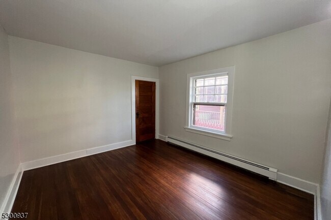 Building Photo - 16 Oxford St