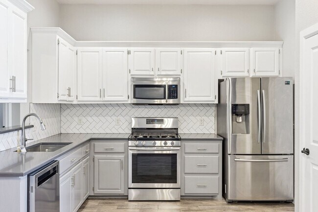 Building Photo - 824 Hunter Pl