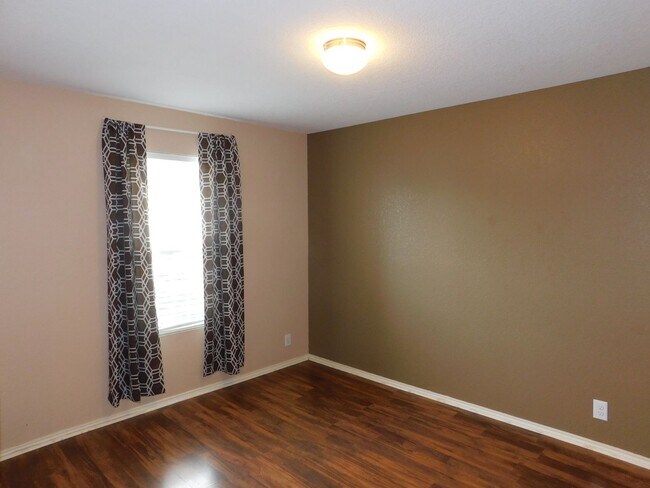 Building Photo - Beautiful, spacious 4 bedroom, 2.5 bath ho...