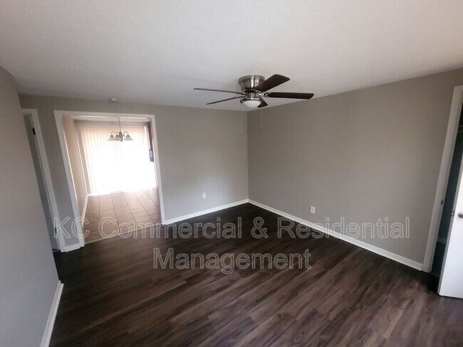 Building Photo - 11400 N Charlotte St