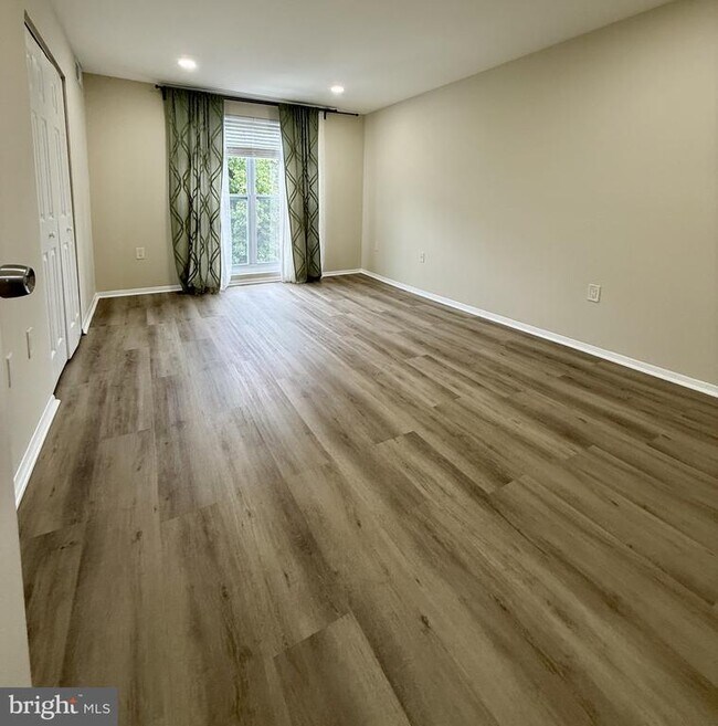 Building Photo - 5608 Bloomfield Dr