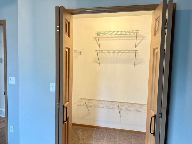 Building Photo - 5 Bedroom 2 Bath South Fargo