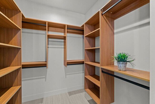 Building Photo - Exquisite Town home living: Bends desirabl...