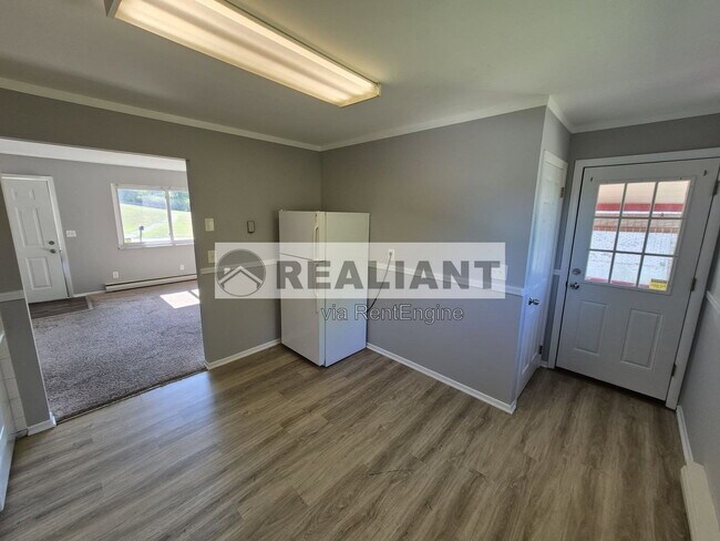 Building Photo - 5085 Wooddale Dr