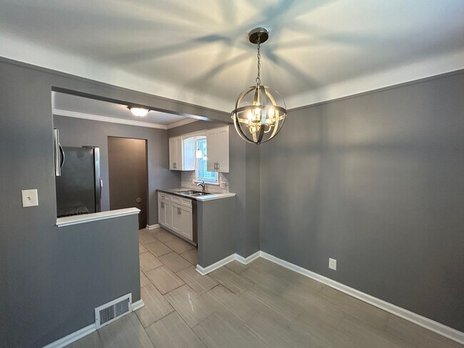 Building Photo - Spacious 3-Bedroom, 2-Bath House in South Euclid