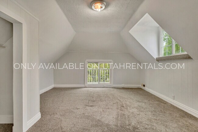 Building Photo - 1040 E 200 S