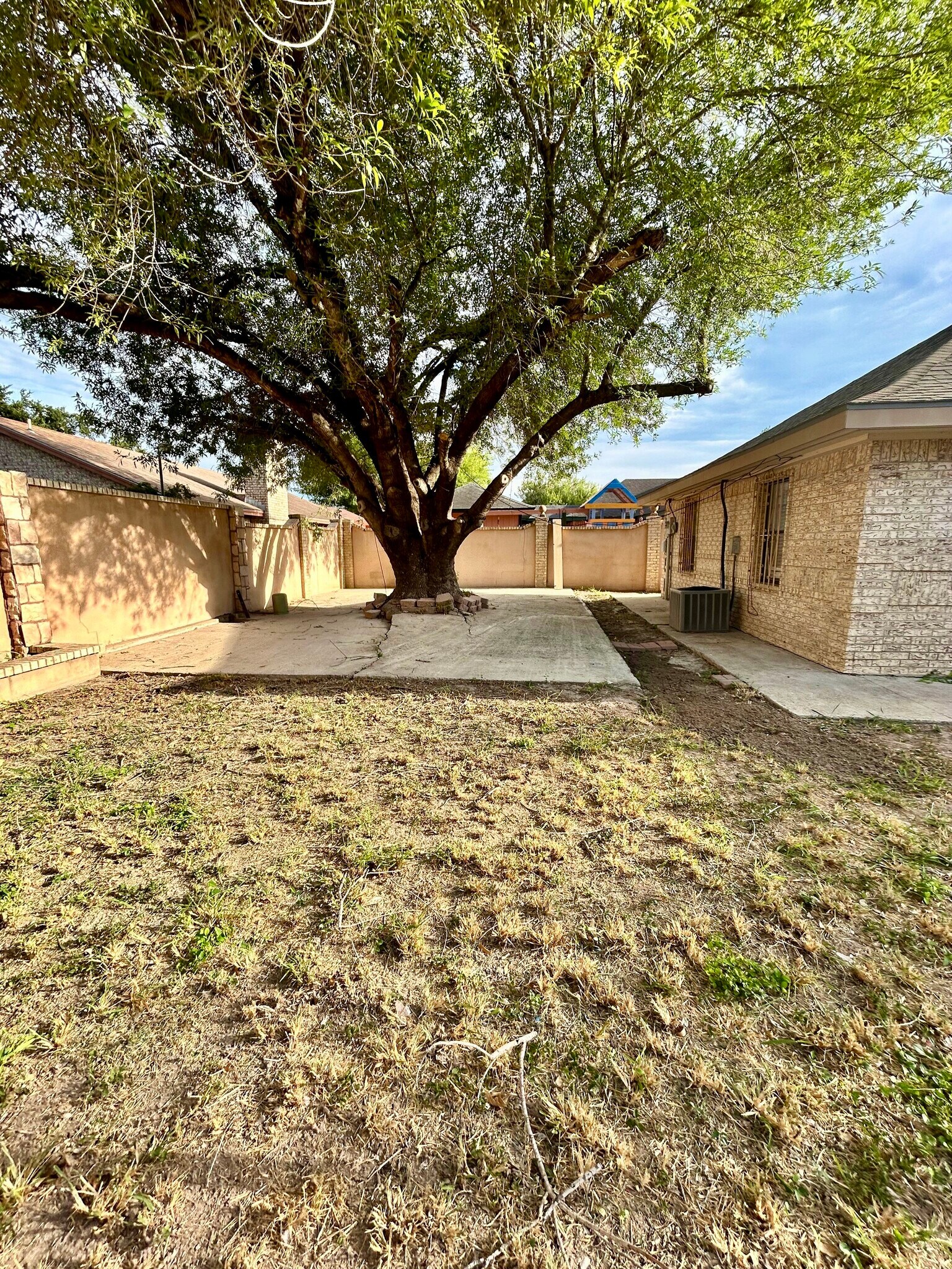 Building Photo - 914 Chihuahua St