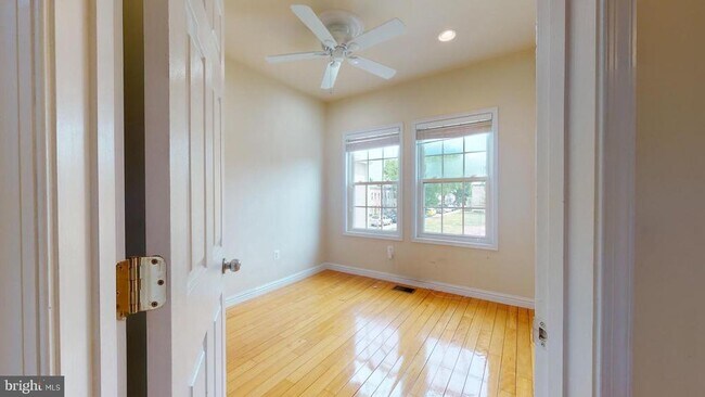 Building Photo - 615 16th St NE