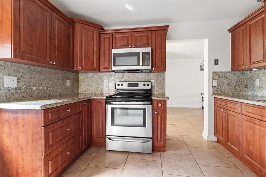 Building Photo - 10161 SW 137th Ct