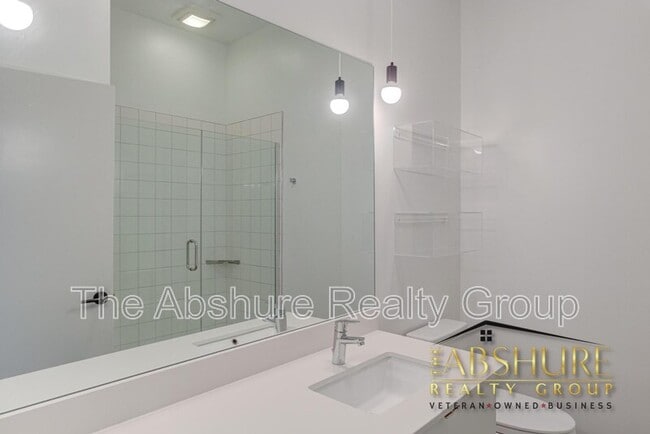 Building Photo - 600 S Duke St