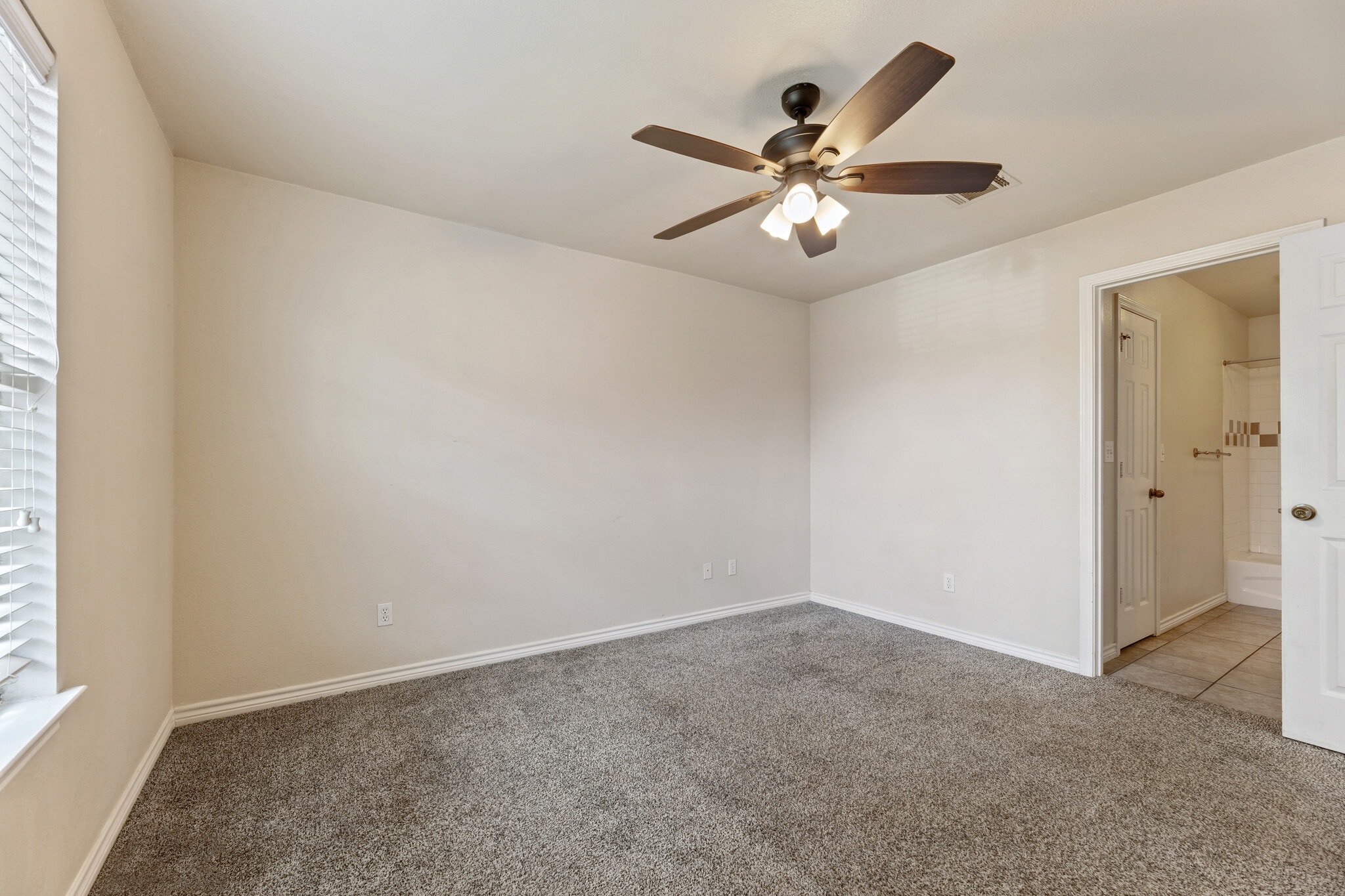 Building Photo - 100 Sendero Dr