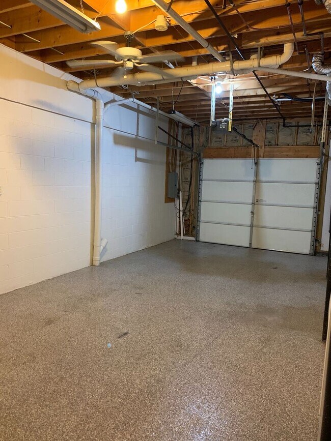 Building Photo - 3 Bedroom / 2.5 Bath Condo  Johnson City, TN