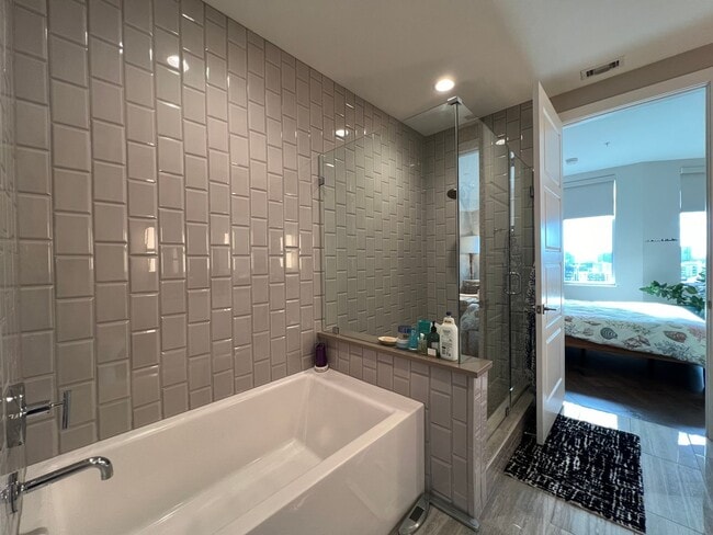 Building Photo - Spacious 2 bedroom 3 bath condo with office in City Lights!