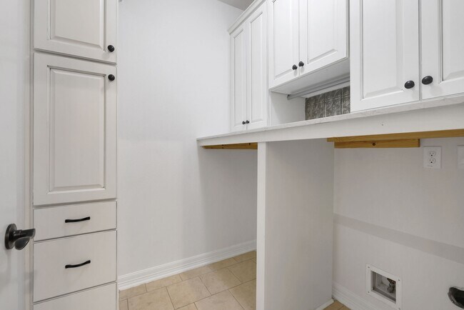 Building Photo - 12 Tassia Ln