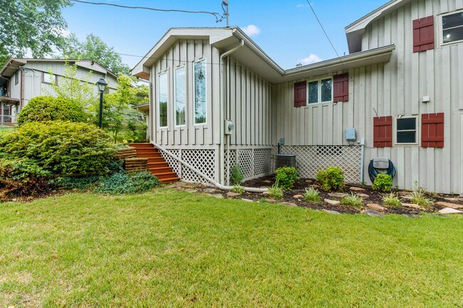 Building Photo - 1618 Oak Hills St