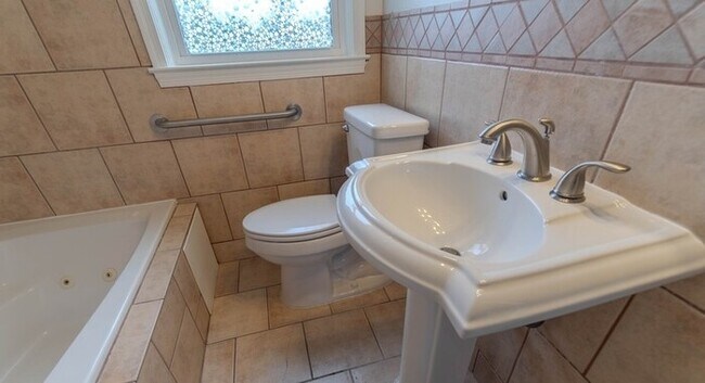Building Photo - 3 Bedroom Home 21206