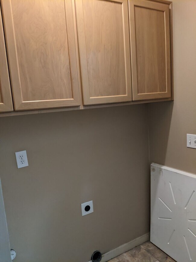 Building Photo - Beautiful 3-Bedroom, 2-Bath Duplex On A Corner Lot!