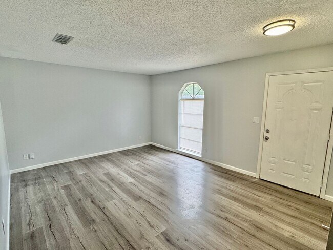 Building Photo - Charming 3-bedroom waiting to be yours !!