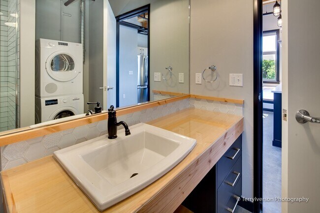 Building Photo - Downtown Living 1 Bed/1 Bath Apartment - S...