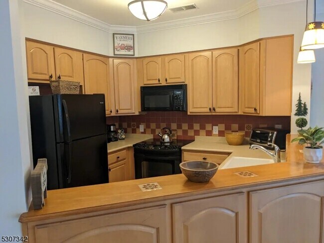 Building Photo - 3-13 Maple Cres