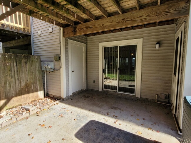 Building Photo - 2 Bedroom Condo Near Chicks Beach!