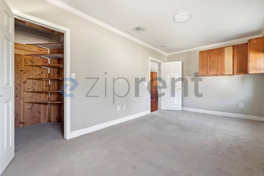 Building Photo - Unit