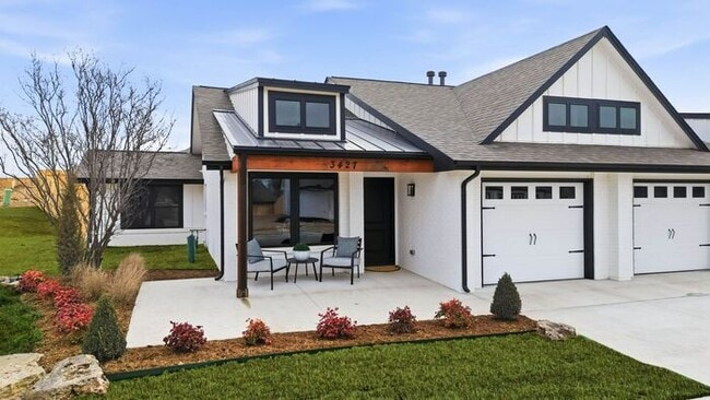 Building Photo - All Appliances Included! Lawn Care Included! Fully Remodeled 2/1/1 Broken Arrow!