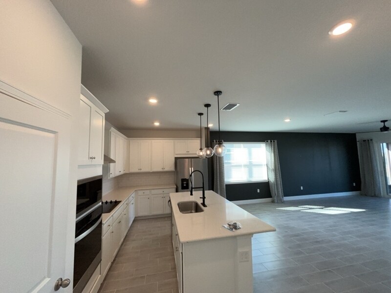 Building Photo - 2028 Sunshine Peak Dr