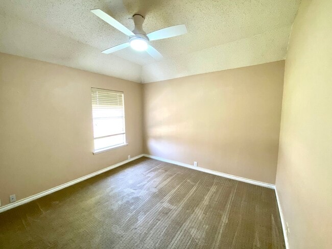 Building Photo - Introducing this inviting 3-bedroom, 2-bat...