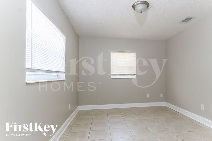 Building Photo - 584 Riverside Dr