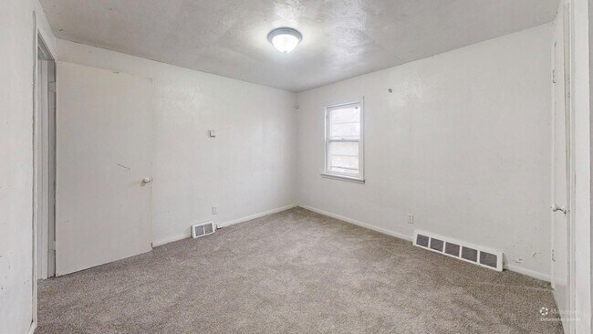 Building Photo - 3863 E 154th St