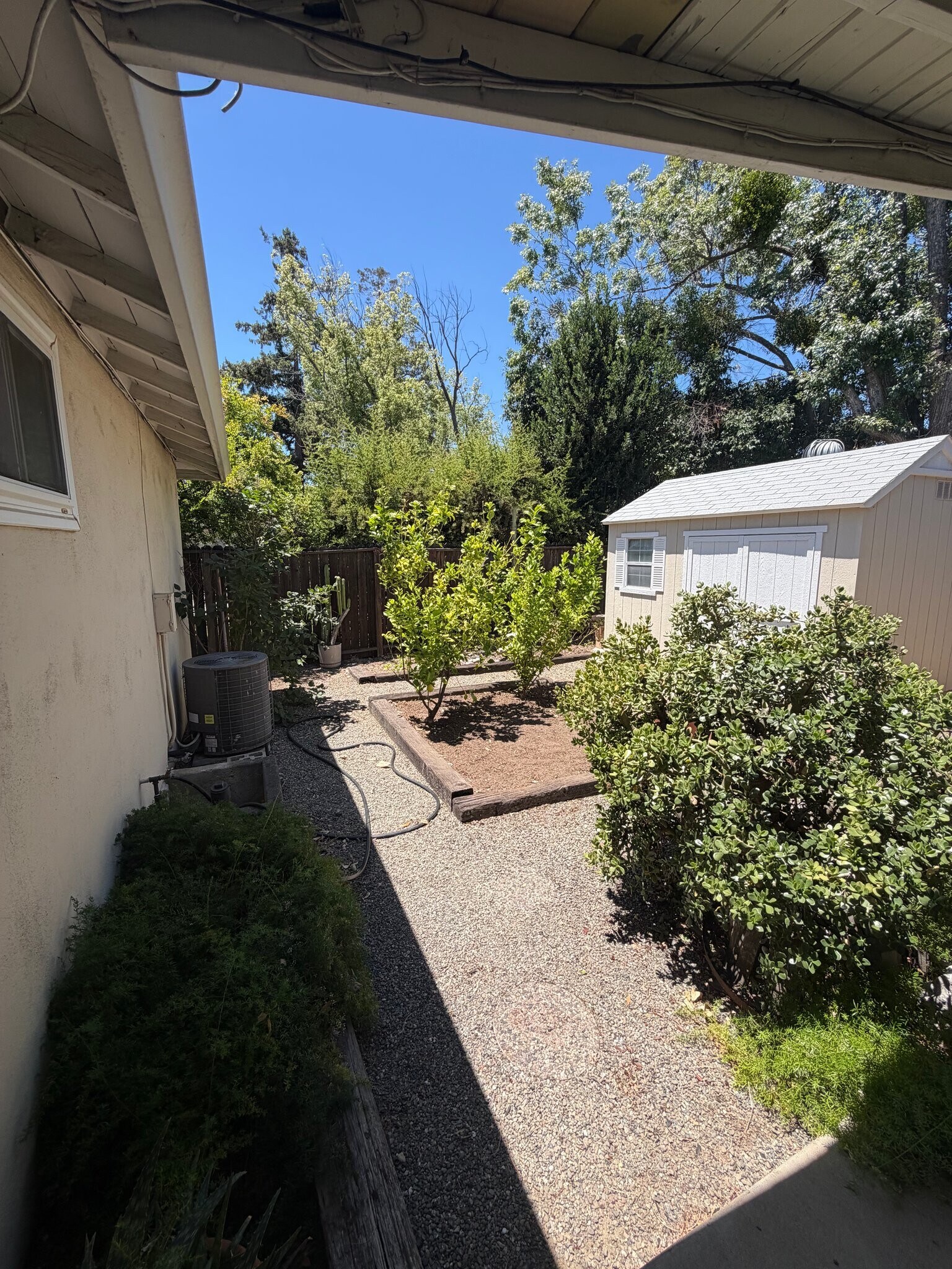 Building Photo - 3882 Yale Way