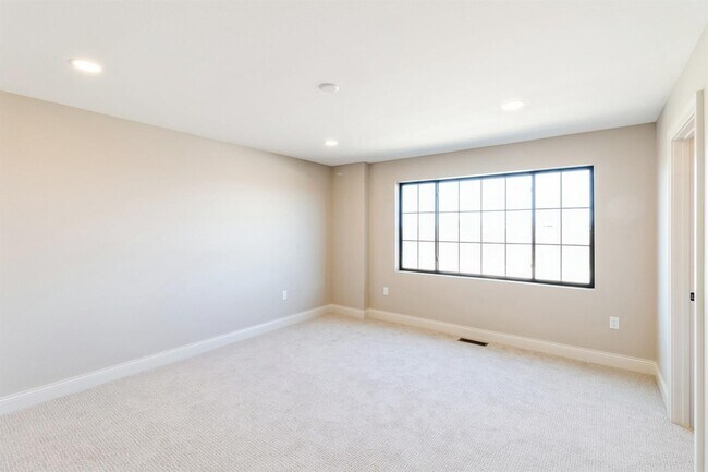 Building Photo - 2103 Lacey Dr