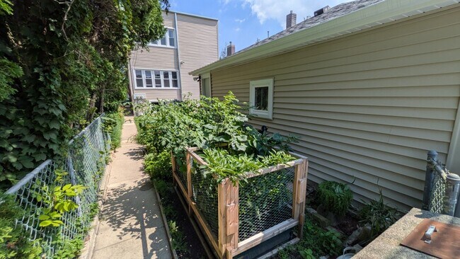 Building Photo - 3754 N Bell Ave