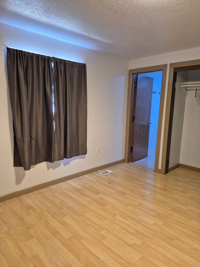 Building Photo - 3 bedroom, 2 bath house in the Brentwood-D...