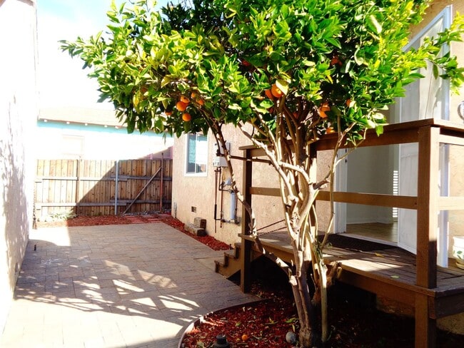 Building Photo - 2 Bedroom 1 Bath Remodeled House for Rent ...