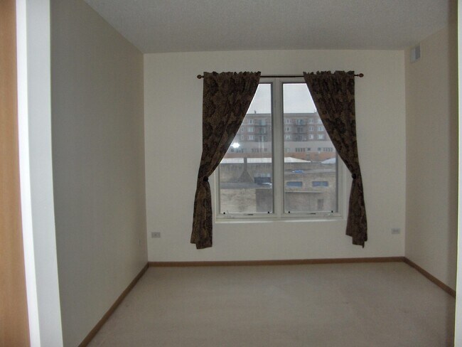 Building Photo - 515 Main St