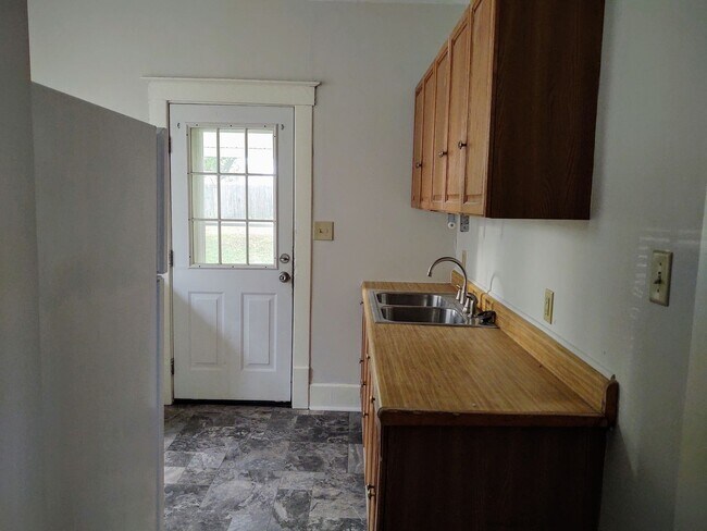 Building Photo - 305 College Ave