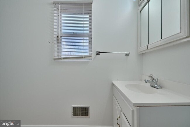 Building Photo - 1108 Baylis St