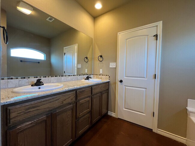 Building Photo - AVAILABLE NOW:  3 bedroom house