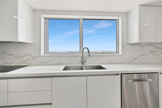 Building Photo - 1800 N Bayshore Dr