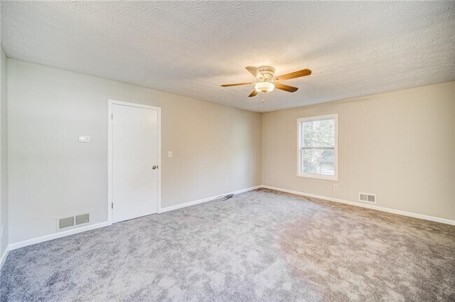 Building Photo - 4060 Oak Ferry Dr NE