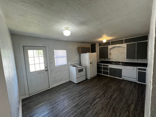 Building Photo - 3 bed 1 bath