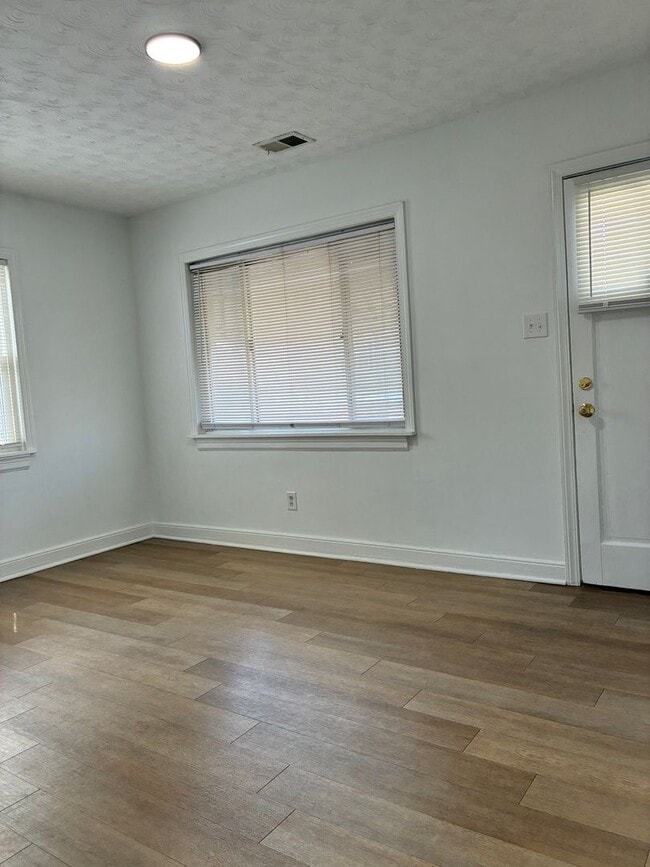 Building Photo - 2 BR / 1 BA  Renovated home near VCU in Byrd Park Area! Pets considered! Available April 15st!