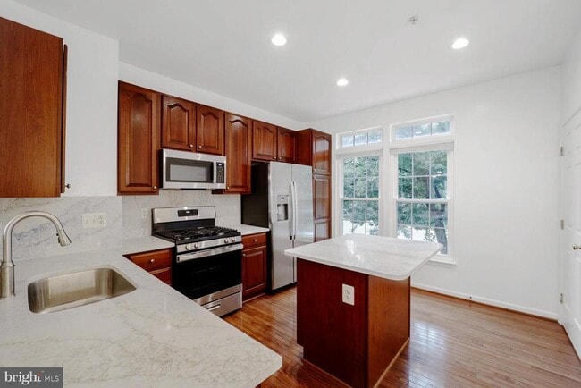 Building Photo - 2737 Manhattan Pl