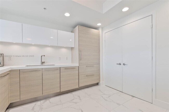 Building Photo - 17301 Biscayne Blvd