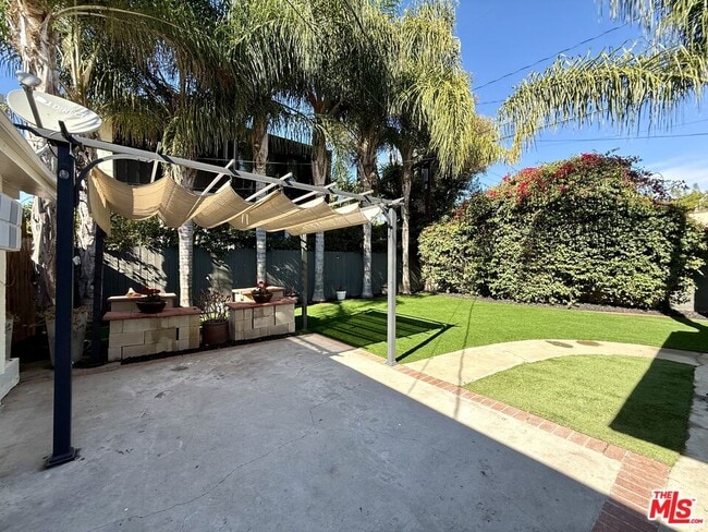 Building Photo - 364 N San Vicente Blvd