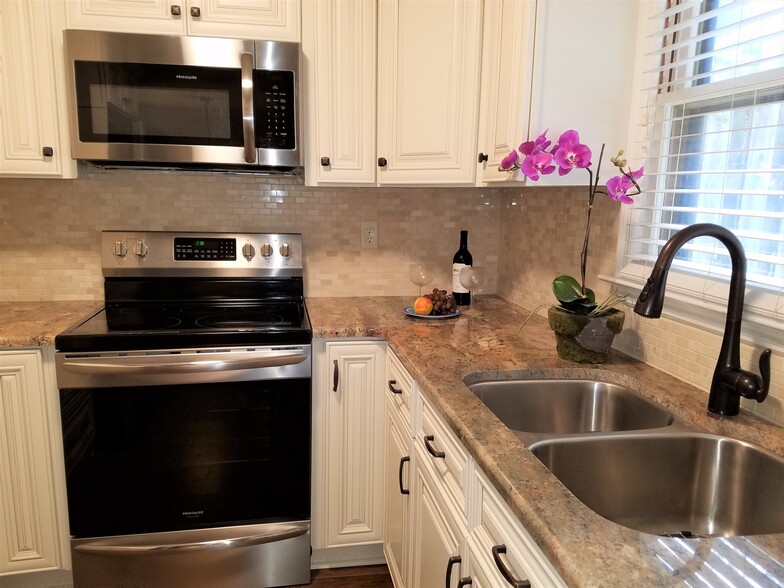 All Stainless Appliances - 11531 Jade Ln SE
